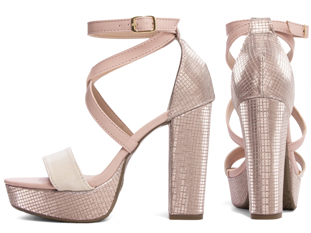 Código Ref.: 1002B

Material: Napa Off White, Napa Rosa e Croco Metalizado Rosa;

Enfeites: Fivela de Ajuste na cor Dourado;

Palmilha: 8 mm de Espessura, Espuma em EVA, Revestida em Napa Rosa e Taloneira Napa Bege;

Meia Pata: Revestida em Croco Metalizado Rosa com 3,5 cm de altura;

Salto: Bloco com 11 cm de Altura Revestido em Croco Metalizado Rosa;

Solado de TR com antiderrapante na cor Bege.